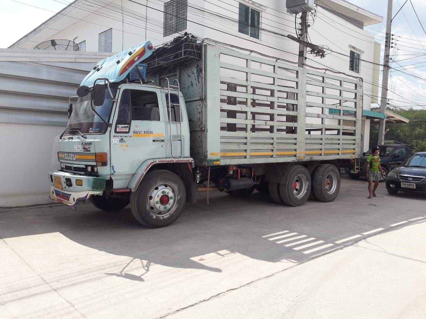 15 - https://ruekdee888-transport.com | ฤกษ์ดี888ทรานสปอร์ต บริการรถรับจ้าง ขนส่งทั้งในกรุงเทพฯ และต่างจังหวัดทั่วไทย เรามีรถหลายประเภทไว้บริการ เช่น รถกระบะคอก, รถกระบะตู้ทึบ, รถ4ล้อใหญ่, รถ6ล้อตู้ทึบ, รถ6ล้อคอก , รถ6ล้อท้ายลิฟต์, รถ10ล้อ, รถเทรลเลอร์, รถพ่วง, รถเฮี๊ยบ