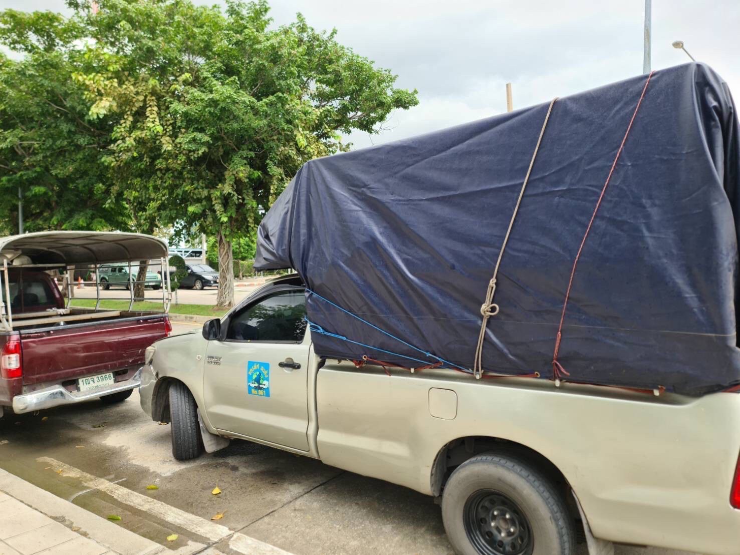 13 - https://ruekdee888-transport.com | ฤกษ์ดี888ทรานสปอร์ต บริการรถรับจ้าง ขนส่งทั้งในกรุงเทพฯ และต่างจังหวัดทั่วไทย เรามีรถหลายประเภทไว้บริการ เช่น รถกระบะคอก, รถกระบะตู้ทึบ, รถ4ล้อใหญ่, รถ6ล้อตู้ทึบ, รถ6ล้อคอก , รถ6ล้อท้ายลิฟต์, รถ10ล้อ, รถเทรลเลอร์, รถพ่วง, รถเฮี๊ยบ