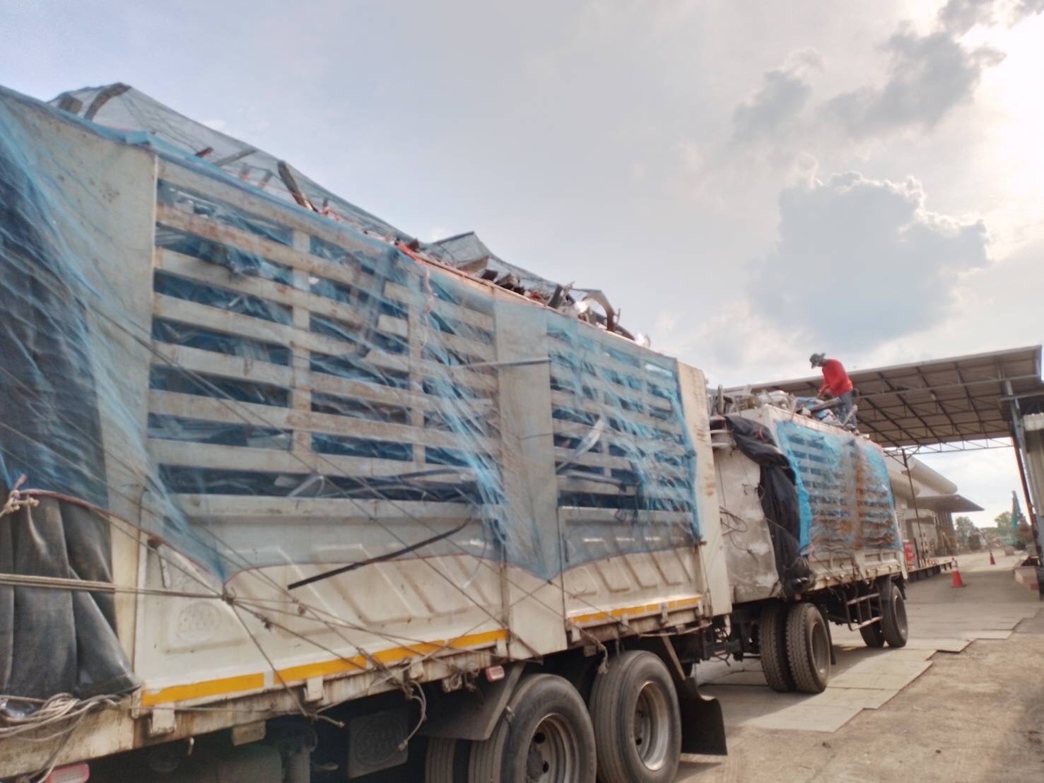 9 - https://ruekdee888-transport.com | ฤกษ์ดี888ทรานสปอร์ต บริการรถรับจ้าง ขนส่งทั้งในกรุงเทพฯ และต่างจังหวัดทั่วไทย เรามีรถหลายประเภทไว้บริการ เช่น รถกระบะคอก, รถกระบะตู้ทึบ, รถ4ล้อใหญ่, รถ6ล้อตู้ทึบ, รถ6ล้อคอก , รถ6ล้อท้ายลิฟต์, รถ10ล้อ, รถเทรลเลอร์, รถพ่วง, รถเฮี๊ยบ